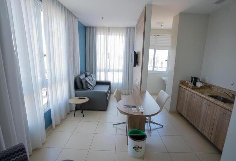 סוויטה דלוקס, Comfort Hotel Santos