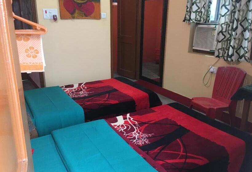 اتاق لوکس با بالکن, Kundanbazar Guest House