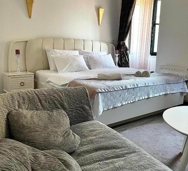 اتاق لوکس با چشم‌انداز دریا, Opera Apartments