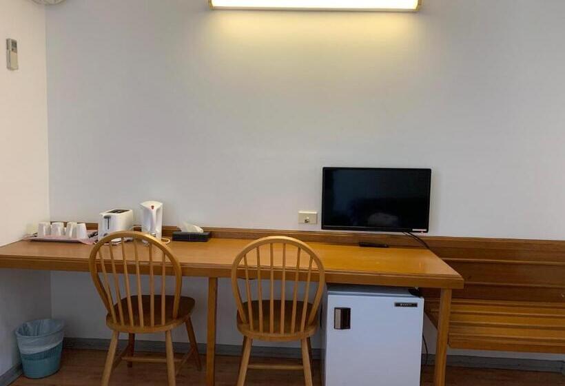 غرفة قياسية ثلاثية, Beaconsfield Lodge Motel