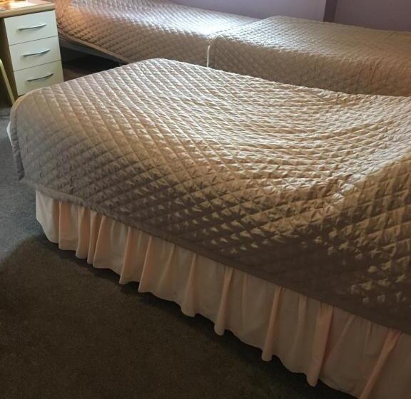 标准三人间, Adelphi Guest House