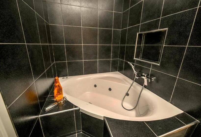 اتاق استاندارد با وان آب گرم, Living Salerno B&b