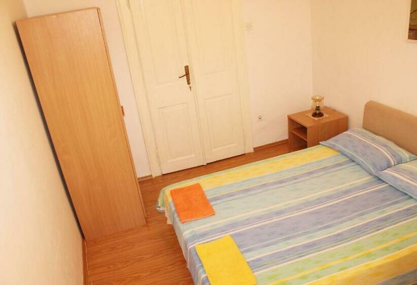 تختخواب در اتاق مشترک, Room Lazareti