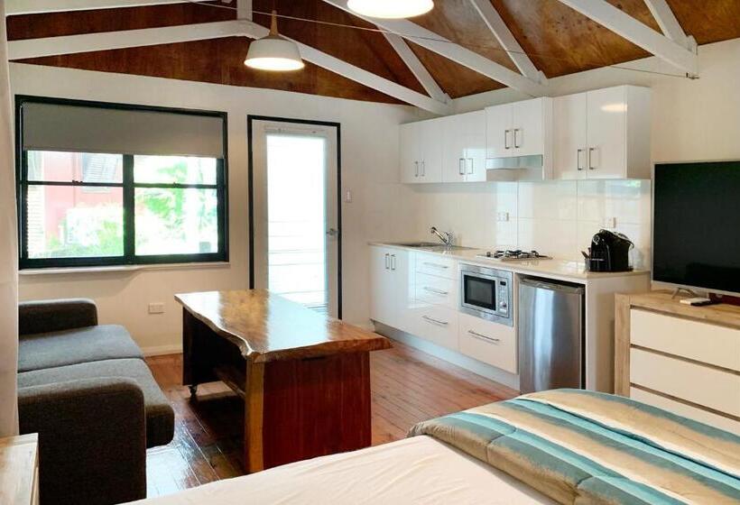 Хижина, Airlie Beach Magnums   Adults Only