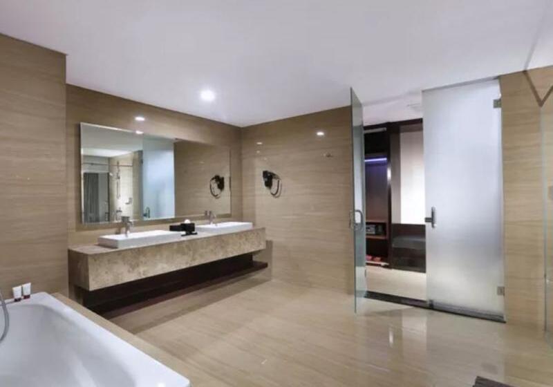 Полулюкс, The Alana Hotel & Convention Center Solo By Aston