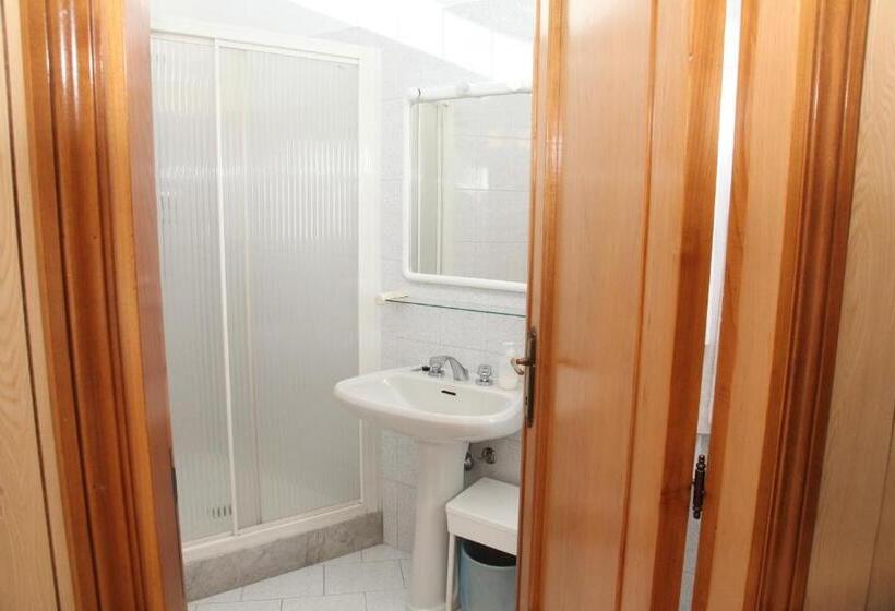 اتاق سوپریور چهار تخته, Albergo Nyers