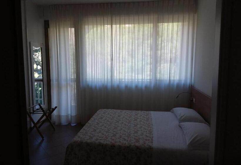 Camera Tripla Standard, Albergo Nyers