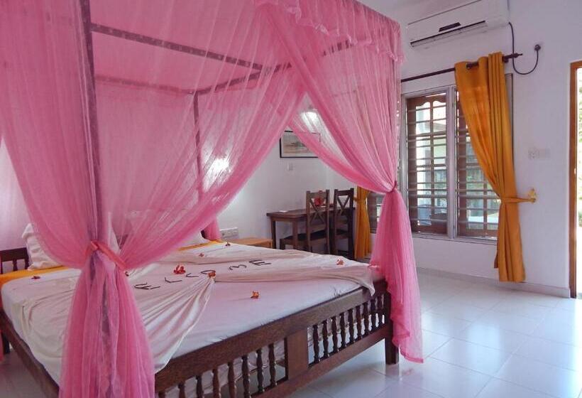 اتاق لوکس با بالکن, Rico Shadow Guest House