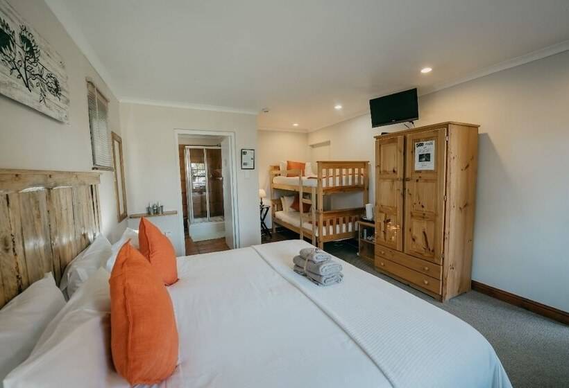 Семейный Номер, The Village Lodge