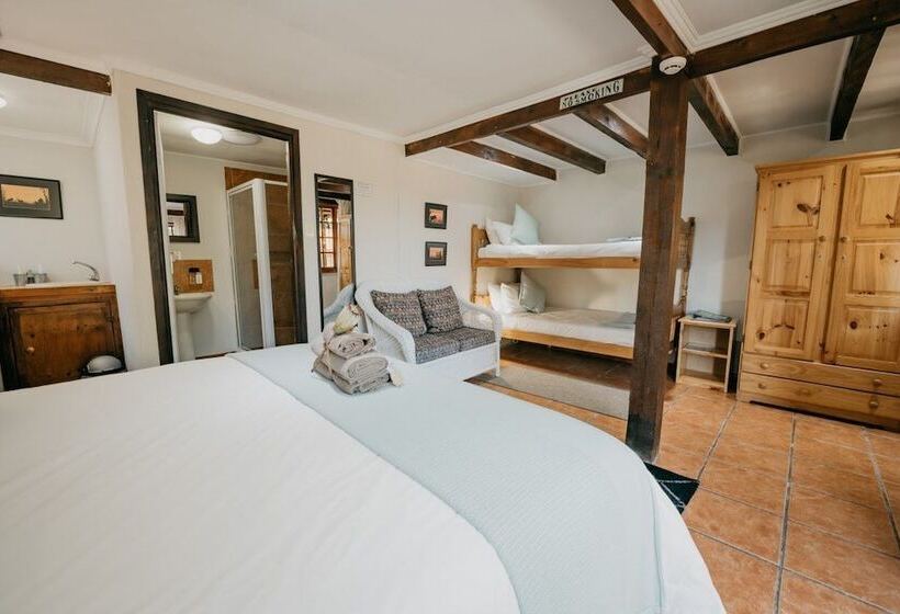 Семейный Номер, The Village Lodge