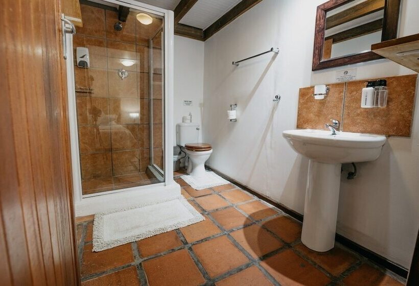 Семейный Номер, The Village Lodge