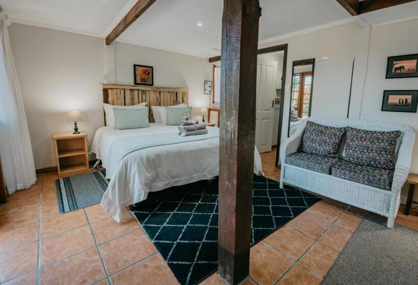 Семейный Номер, The Village Lodge