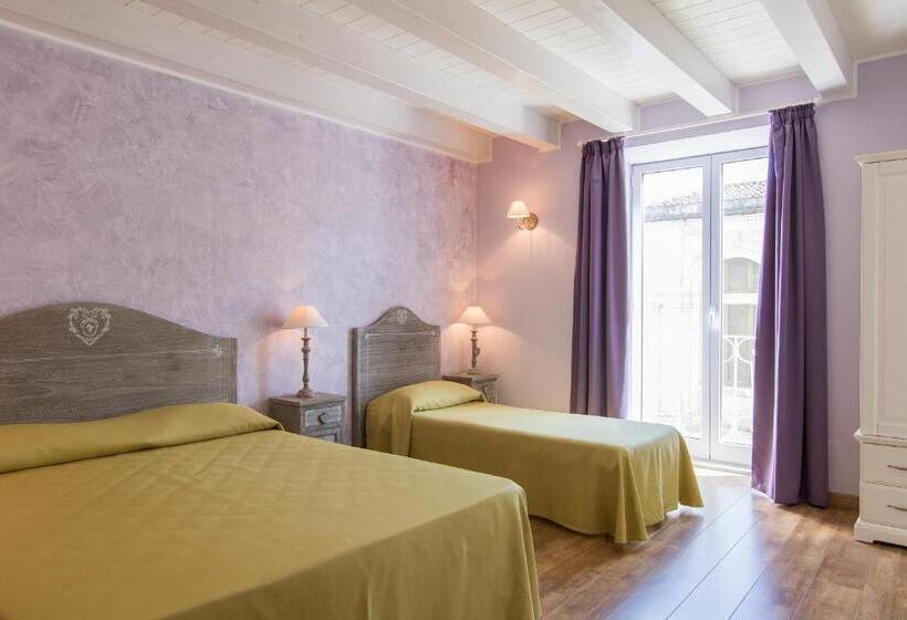 اتاق استاندارد سه تخته با بالکن, B&b Apollo