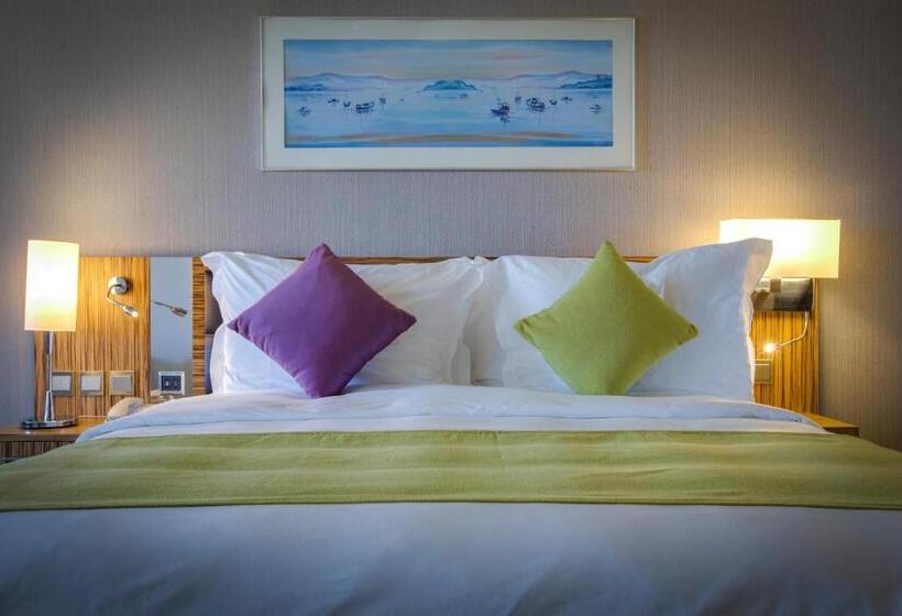 اتاق سوپریور با چشم‌انداز استخر, Radisson Blu Resort Jizan