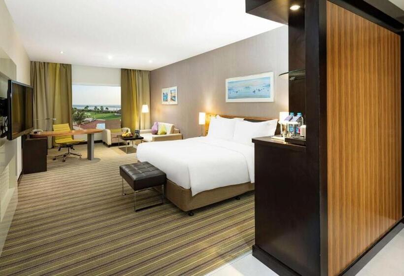 اتاق سوپریور با چشم‌انداز استخر, Radisson Blu Resort Jizan