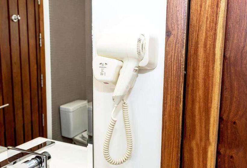 اتاق لوکس با چشم‌انداز استخر, Somadevi Residence