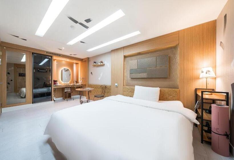 디럭스 룸, Friendly Dh Naissance Hotel By Mindrum Group