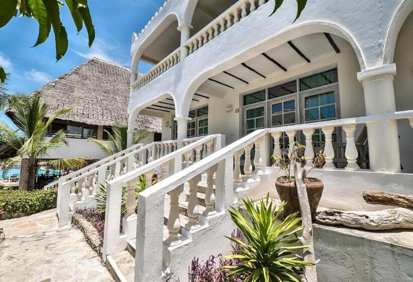 اتاق استاندارد سه تخته با چشم‌انداز باغ, Jacaranda Beach Resort
