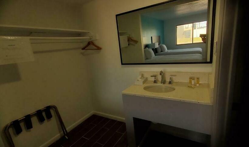 Номер Стандарт 2 Двуспальные Кровати, Travelodge By Wyndham Livonia Canton Novi Detroit Area