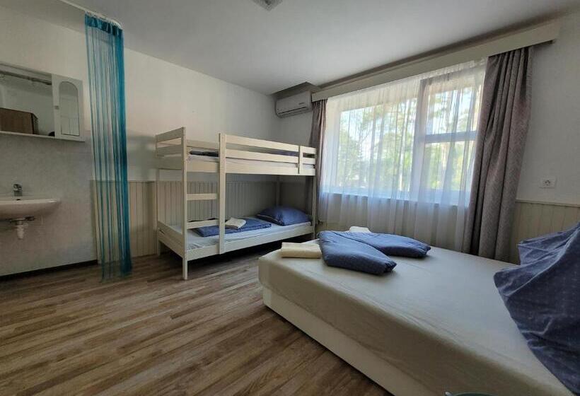 Номер Стандарт Четырехместный Совместный Санузел, Villa Adele