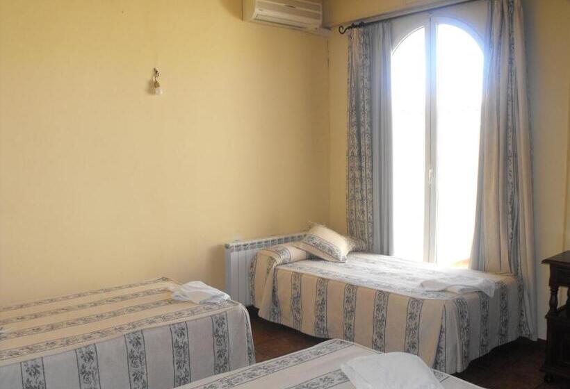 Номер Стандарт Трехместный, Hostal Nicol's