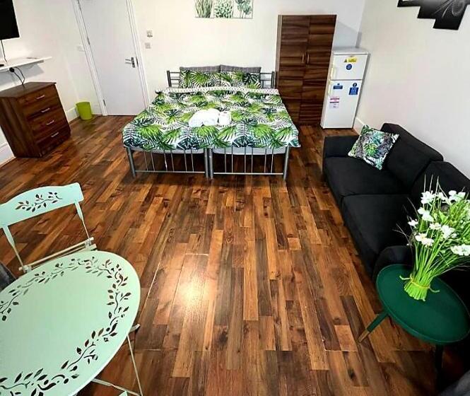 Дом 1 Спальня, Woodgreen House