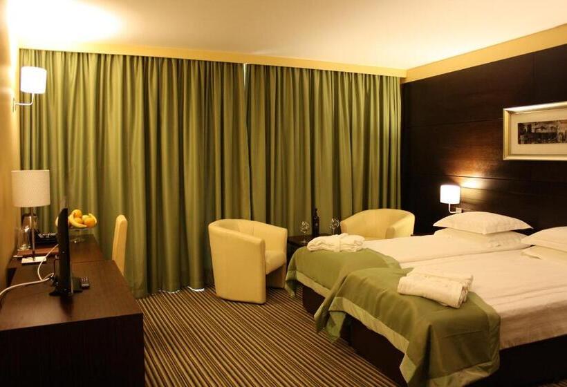 Номер Стандарт с Балконом, Best Western Plus Olives City Hotel   Free Parking
