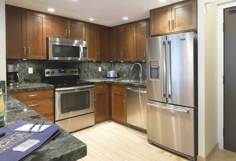 Апартаменты 1 Спальня Вид на Море, Maui Westside Presents: Whaler 420   Best Location In Kaanapali Beach