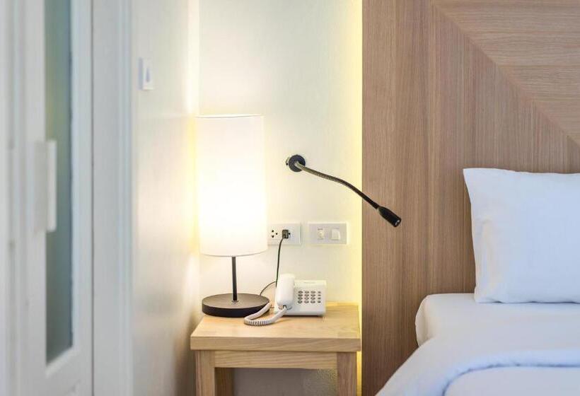 Camera Deluxe con Balcone, Baan Suwantawe