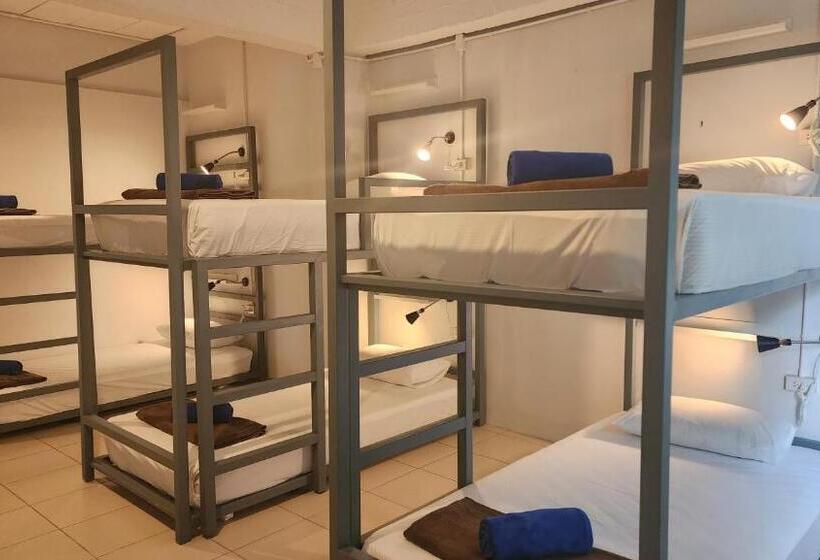 Кровать в Многоместном Номере с Общей Ванной, Irest Ao Nang