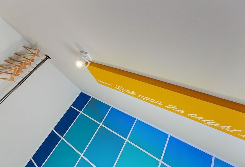 غرفة بيزنس, Colors Central Ladadika