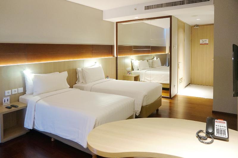Deluxe Studio, Ra Premiere Simatupang