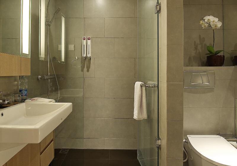 Deluxe Studio, Ra Premiere Simatupang