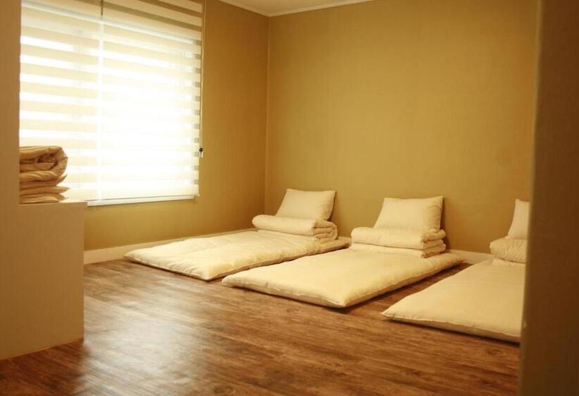 اتاق استاندارد سه نفره, Crib 49 Guesthouse   Foreigner Only