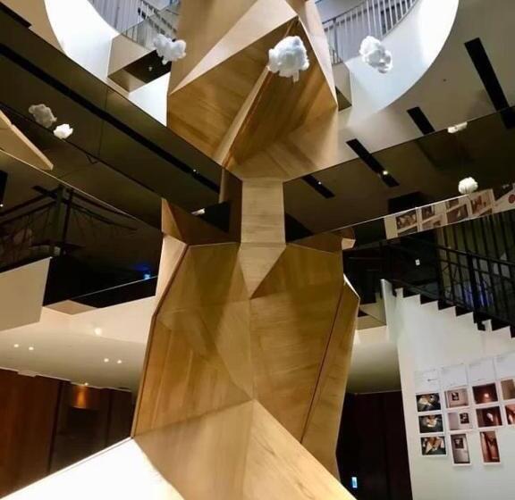 اتاق لوکس, The Tree House