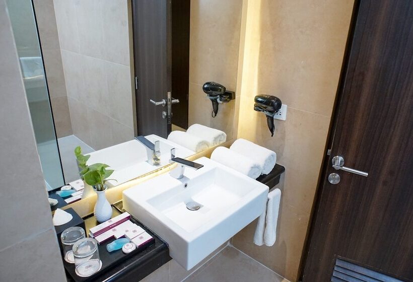 Deluxe Kamer, Adhiwangsa