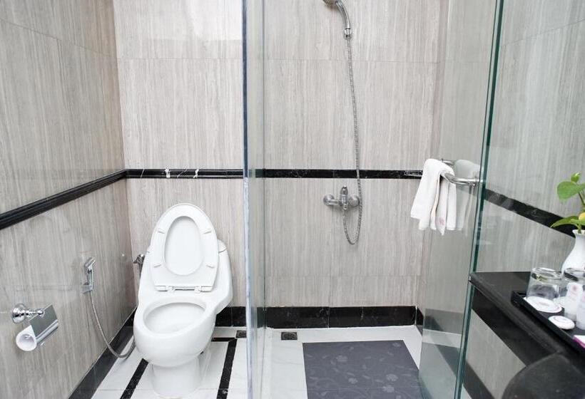Junior Suite, Adhiwangsa