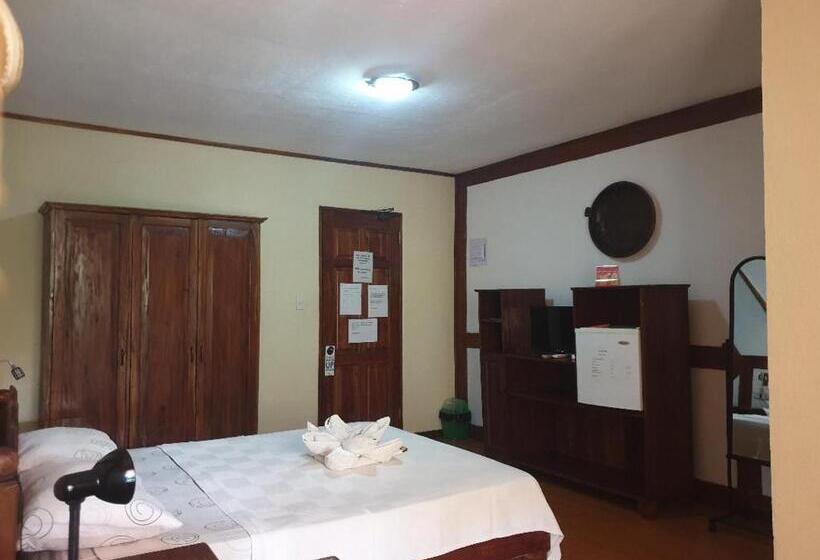 חדר דלוקס עם מרפסת, Tiptop Hotel, Resto And Delishop