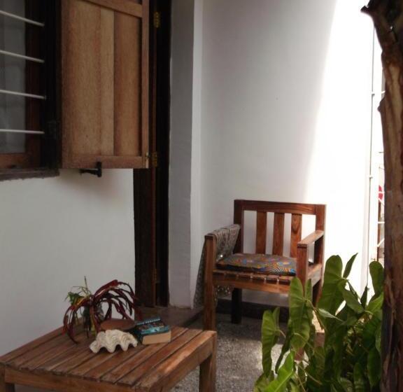 经济四人房间, Kobe House
