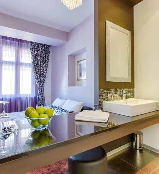 اتاق لوکس, Starlight Luxury Rooms