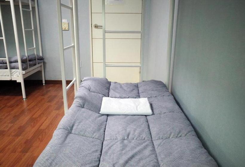 스탠다드 트리픔 룸 공동욕실, Yakorea Hostel Gangnam