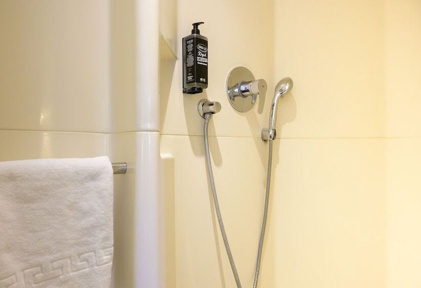 Номер Стандарт Трехместный, B&B HOTEL Chateauroux A20 l'occitane