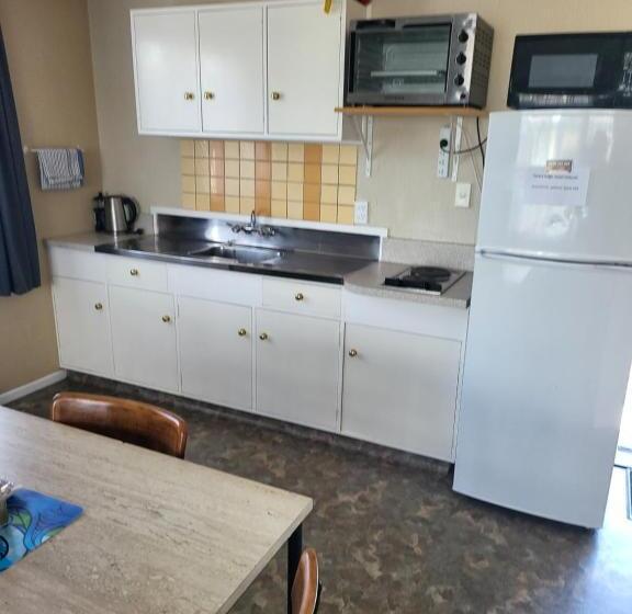 Семейный Номер, Totara Lodge Motel