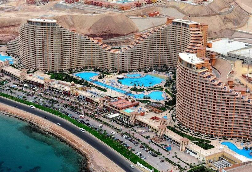 1 Bedroom Penthouse Apartment, Penthouse In Porto Pyramids Elsokhna Families Only