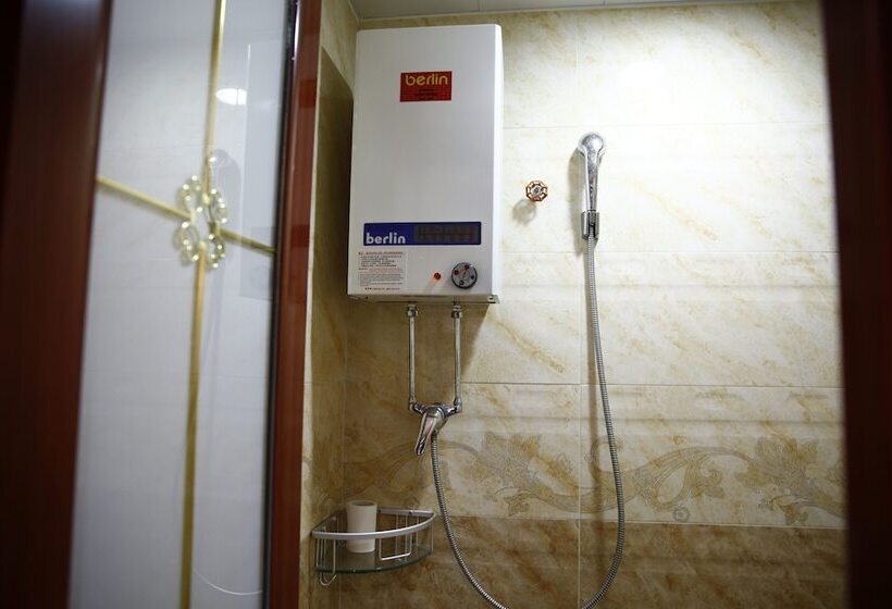 اتاق خانوادگی, Sandhu Guest House