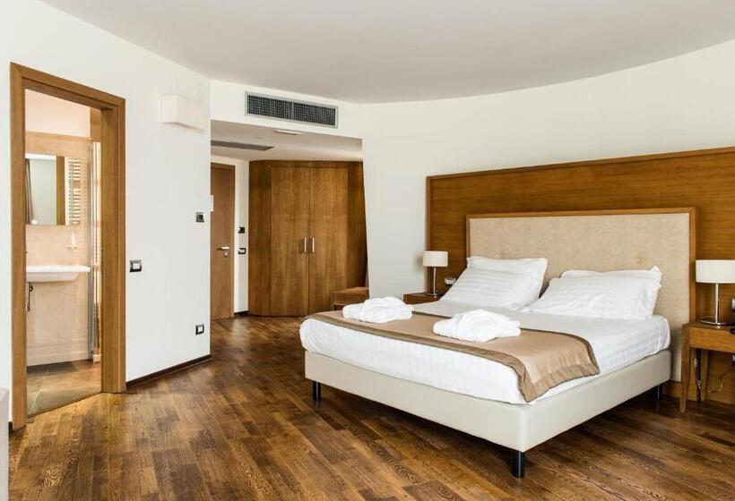 سوییت لوکس, Aqua Montis Resort & Spa
