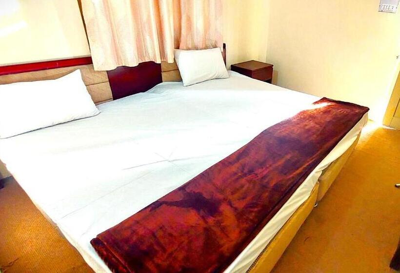 اتاق لوکس با بالکن, Raahi Hotel City Site Gilgit