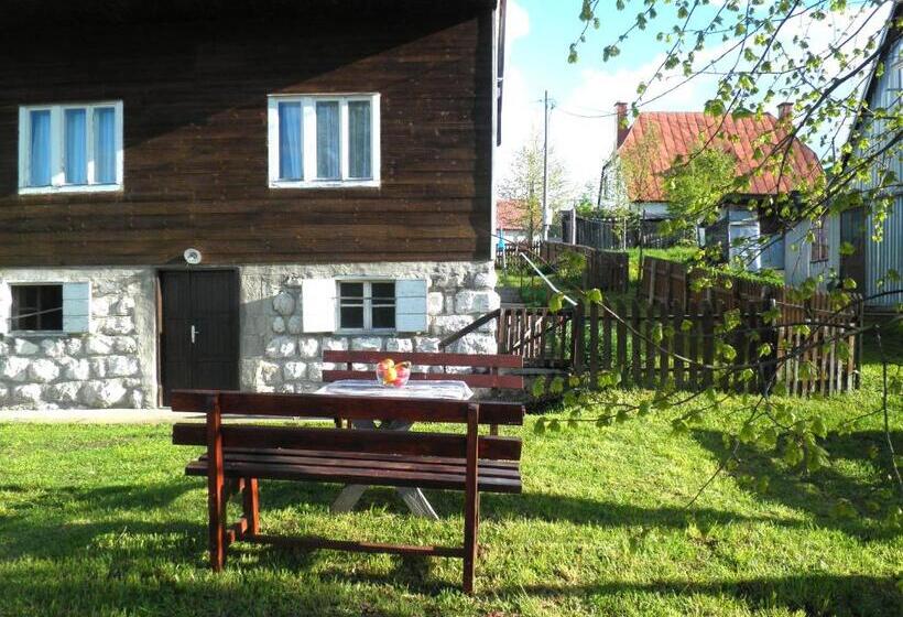 اتاق یک تخته با چشم‌انداز باغ, Central Rustic House