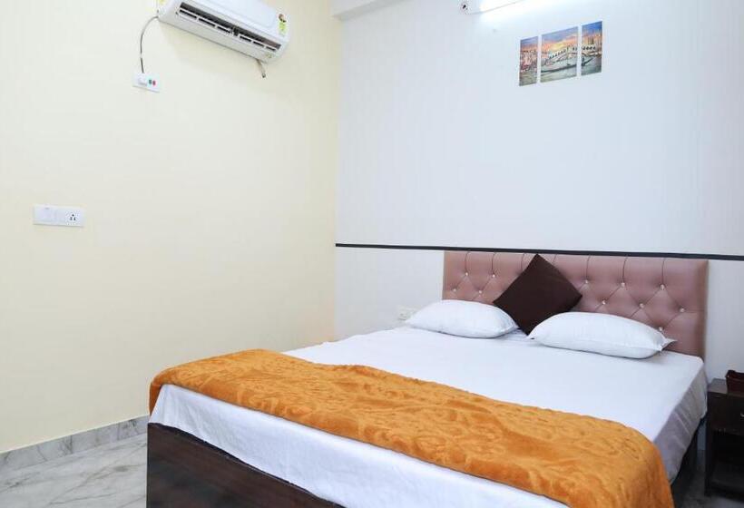 带大床的豪华间, Sia Taj Hotel I Nearest Taj Mahal I Agra I Couple Friendly