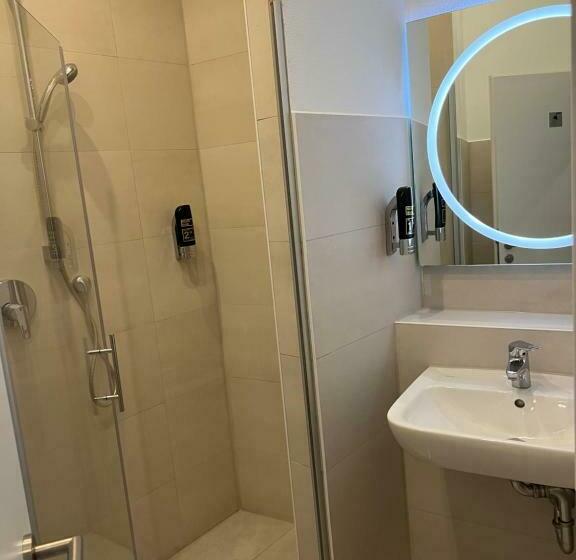 اتاق استاندارد یک تخته با سرویس بهداشتی مشترک, Slamba Hostel